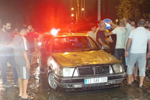 Mersin'de Toros Hastanesi önünde seyir halindeki araç yandı: 4 kişi kurtuldu