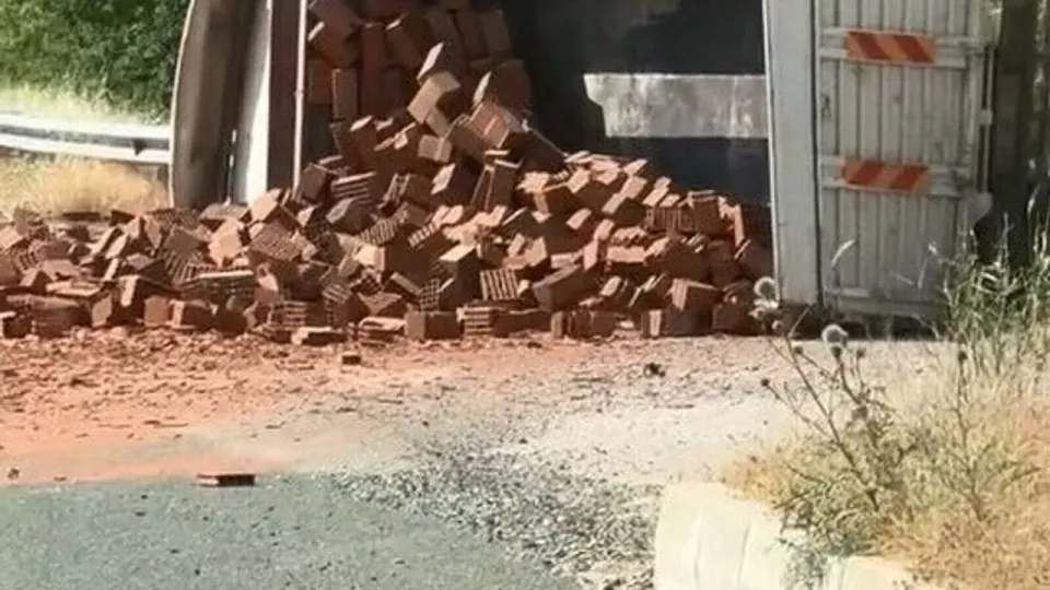 Elazığ Kinederiç Rampası'nda Kaza: Tuğla Yüklü Kamyon Devrildi görseli