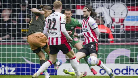PSV Eindhoven'da Transfer Hareketliliği: Orta Sahada Bayern Operasyonu