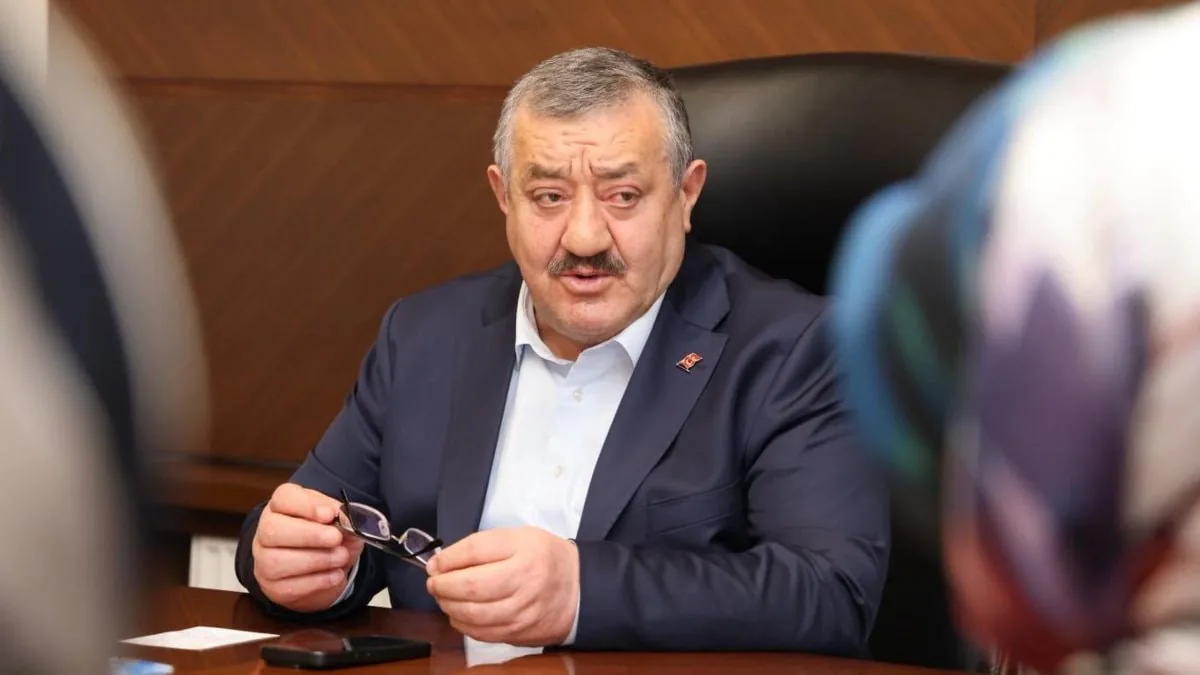 Kelkit Belediye Başkanı Ünal Yılmaz'dan Lüks Makam Aracı Savunması Kelkit Belediye Başkanı Ünal Yılmaz'dan Lüks Makam Aracı Savunması