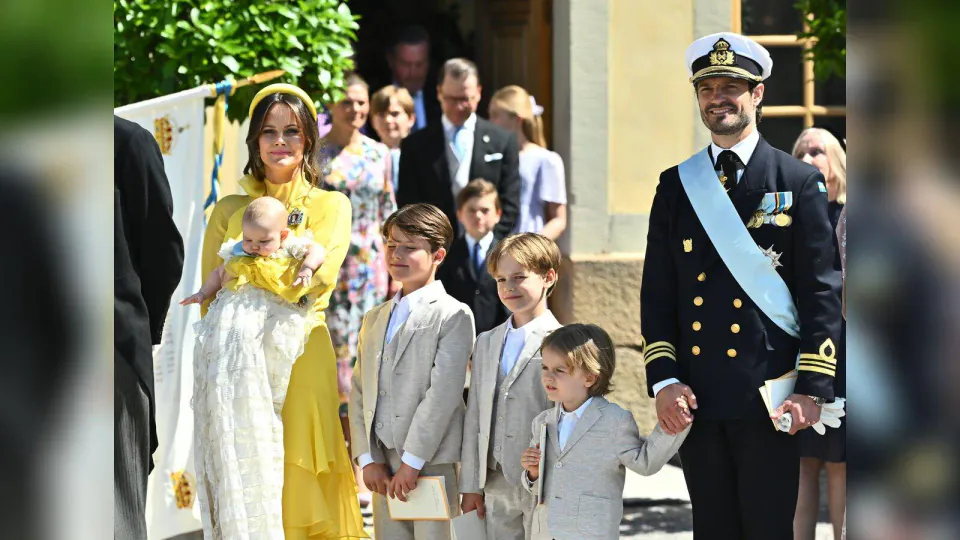 İsveç Prensesi Sofia ve Prens Carl Philip'ten Ailece Yaz Tatili Kareleri görseli