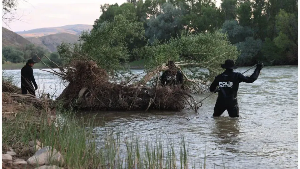 Kayseri'de Kızılırmak'ta Dram: Oğlunu Kurtaran Baba Akıntıya Kapıldı görseli