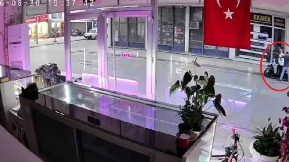 Kumluca'da motosiklete binerken bıçaklandı: Saldırgan "Game Over" diyerek teslim oldu görseli