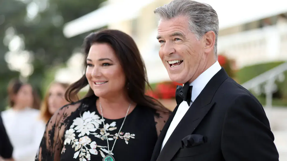 Keely Shaye Brosnan'dan Göz Kamaştıran Şıklık: Pierce Brosnan ile Gece Randevusu görseli