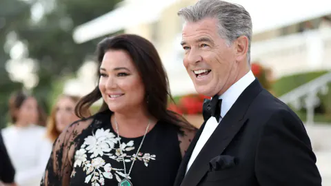 Keely Shaye Brosnan'dan Göz Kamaştıran Şıklık: Pierce Brosnan ile Gece Randevusu