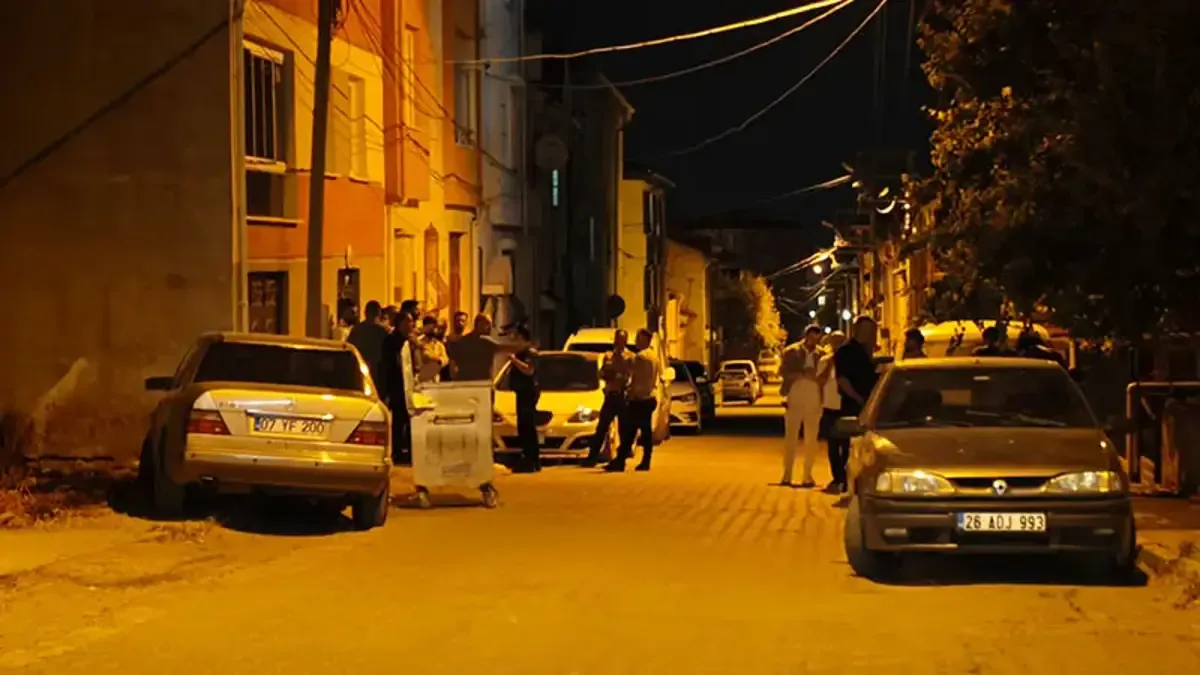 Eskişehir'de komşu kavgasında kan aktı: 1 polis dahil 11 yaralı Eskişehir'de komşu kavgasında kan aktı: 1 polis dahil 11 yaralı