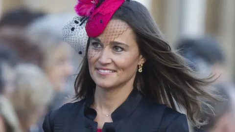 Pippa Middleton'un Hot Pink Mini Elbisi Sosyal Medyada Gündem Oldu