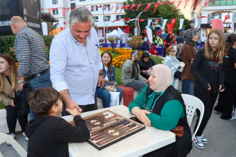 Yalova'da Avrupa Hareketlilik Haftası: Cumhuriyet Caddesi'ne hayat doldurdu, Başkan Gürel gençlerle basketbol oynadı