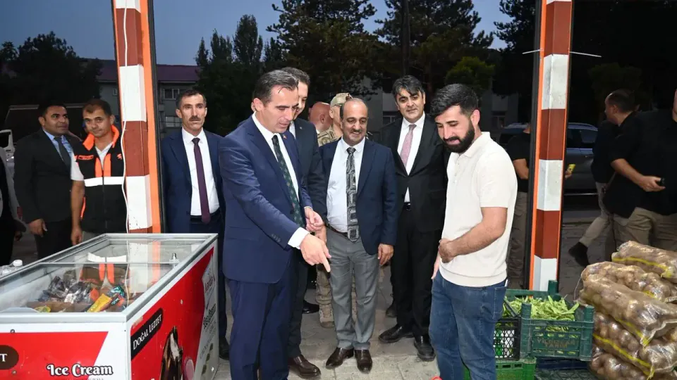 Bitlis Valisi Karakaya, Hizan'da esnaf ve vatandaşlarla bir araya geldi görseli