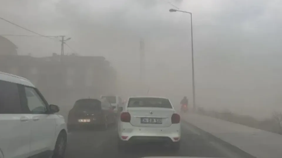İstanbul'da Şiddetli Fırtına Çatı Çökmesi ve Devrilen Ağaçlar Trafiği Durdurdu görseli