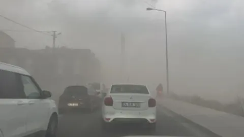 İstanbul'da Şiddetli Fırtına Çatı Çökmesi ve Devrilen Ağaçlar Trafiği Durdurdu
