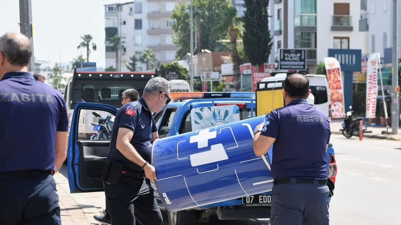 Konyaaltı'nda Kaldırım İşgaline Geçit Yok: Yayaların Geçiş Hakkı Korunuyor Konyaaltı'nda Kaldırım İşgaline Geçit Yok: Yayaların Geçiş Hakkı Korunuyor