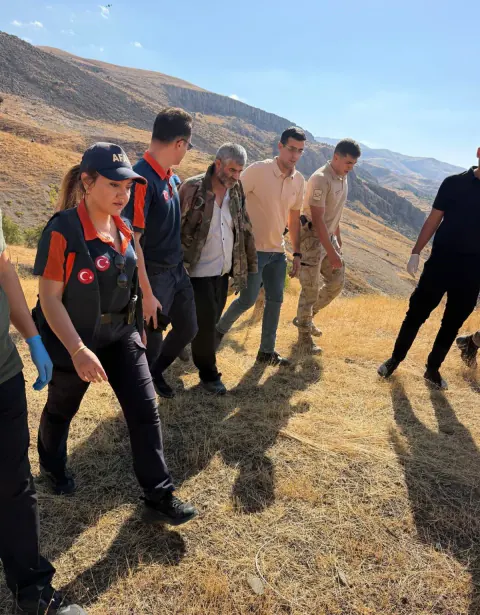 Siirt'te kaybolan 2 kişi sağlıklı bulundu: Kayalıklarda ve ormanda kurtarıldılar Siirt'te kaybolan 2 kişi sağlıklı bulundu: Kayalıklarda ve ormanda kurtarıldılar