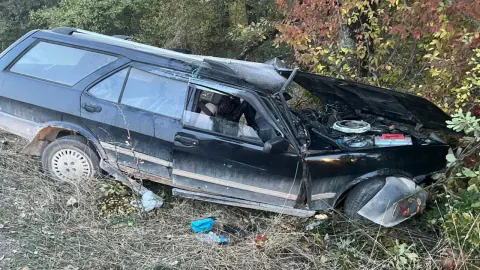 Karabük'te ağaca çarpan otomobil: Sürücü itfaiye müdahalesiyle kurtarıldı