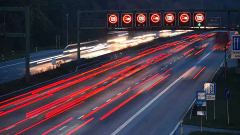 Alman Mühendisliğinin Sınav Sahası: Autobahn ve Hız Özgürlüğü