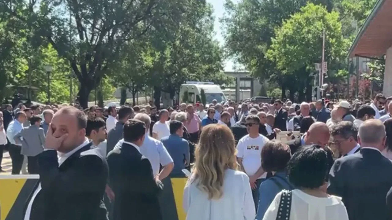 TBMM'de CHP Grup Toplantısı Öncesi Kriz: Kürsü Savaşı ve Arbede TBMM'de CHP Grup Toplantısı Öncesi Kriz: Kürsü Savaşı ve Arbede