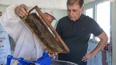 Cemil Tugay Bergama'da üreticiyle bal sağdı, çocuklarla top oynadı