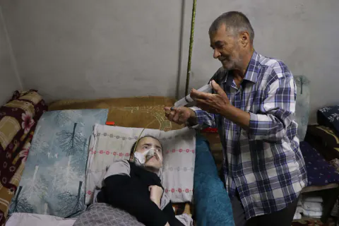 Zeki Eyilik'in 40 Yıllık Fedakarlığı: Serebral Palsili Oğluna Sevgiyle Bakıyor