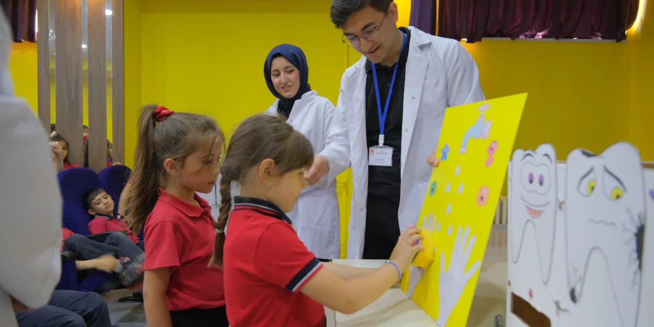 Bilecik'te Geleceğin Hemşirelerinden Miniklere Hijyen Dersi Bilecik'te Geleceğin Hemşirelerinden Miniklere Hijyen Dersi