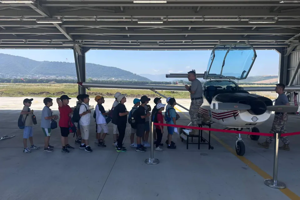 Yalova'da Minik Öğrenciler 18. Ana Jet Üssü'nü Ziyaret Etti görseli