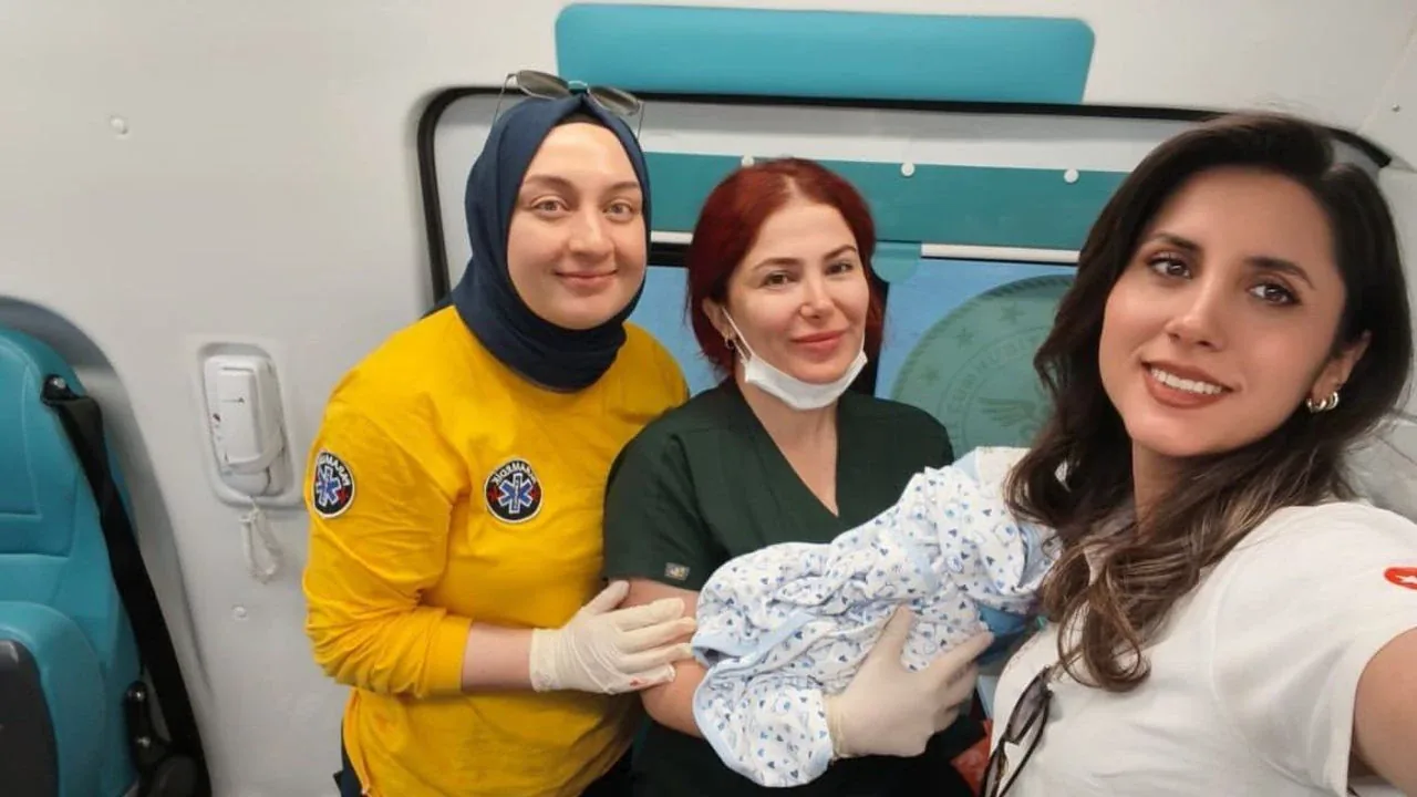Şırnak'ta heyecanlı anlar: Cizre yolunda ambulansta doğum Şırnak'ta heyecanlı anlar: Cizre yolunda ambulansta doğum