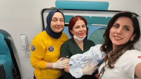 Şırnak'ta heyecanlı anlar: Cizre yolunda ambulansta doğum
