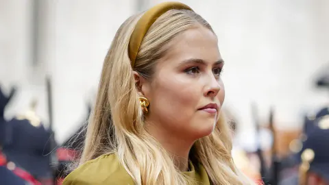 Prinses Amalia, Prinsjesdag 2026'da pelerini kaplamayla taçlandırdı könlük şıklığı