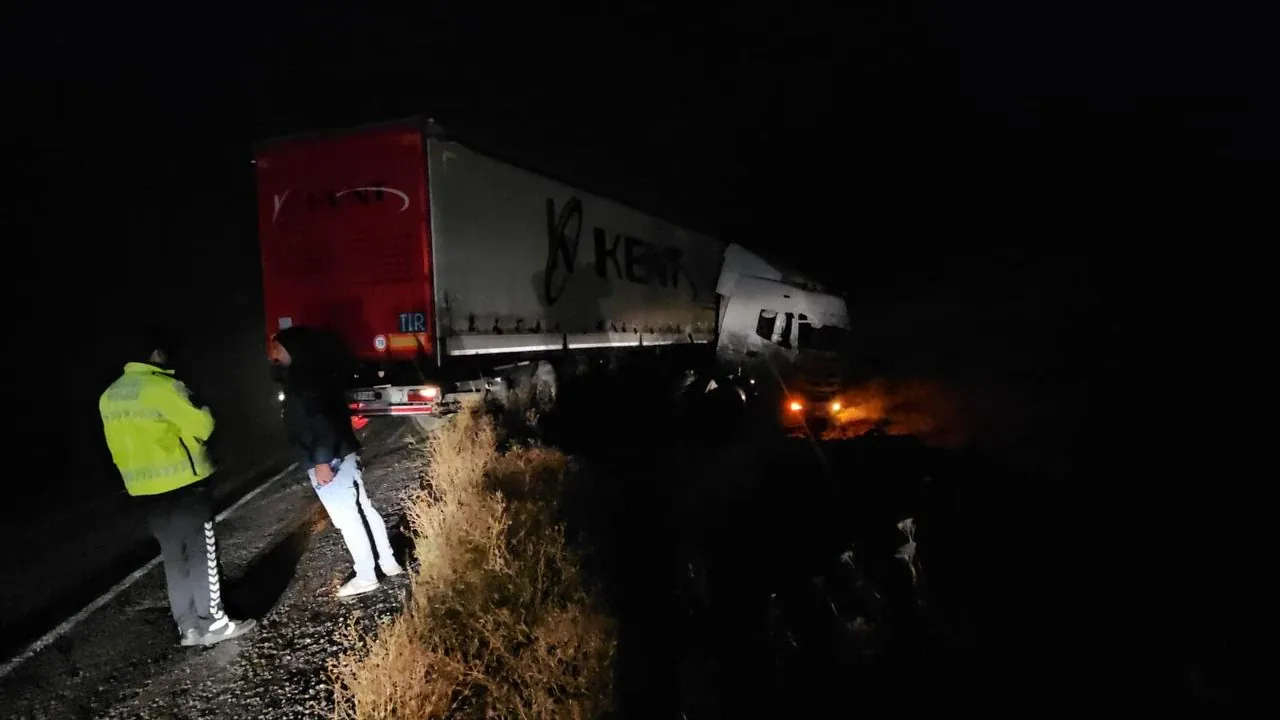 Adilcevaz'da yağışlı havada tır şarampole çarptı: Trafik tek şeritten akıyor Adilcevaz'da yağışlı havada tır şarampole çarptı: Trafik tek şeritten akıyor