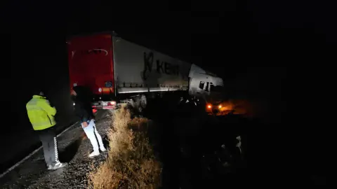 Adilcevaz'da yağışlı havada tır şarampole çarptı: Trafik tek şeritten akıyor