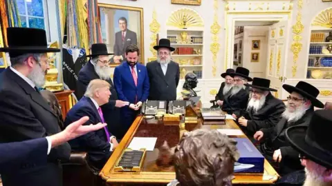 Trump Beyaz Saray'da Hasidik Hahamları Ağırladı: 1979'dan Bu Yana İlk Ziyaret