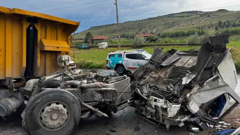Kayseri Kocasinan'da Korkutan Kaza: Hafriyat Kamyonu Lokomotifle Çarpıştı Kayseri Kocasinan'da Korkutan Kaza: Hafriyat Kamyonu Lokomotifle Çarpıştı