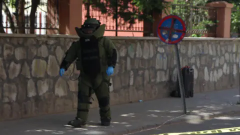 Ağrı'da Vali Konağı Caddesi'nde Şüpheli Çanta Paniği: Bomba İmha Ekibi Müdahale Etti
