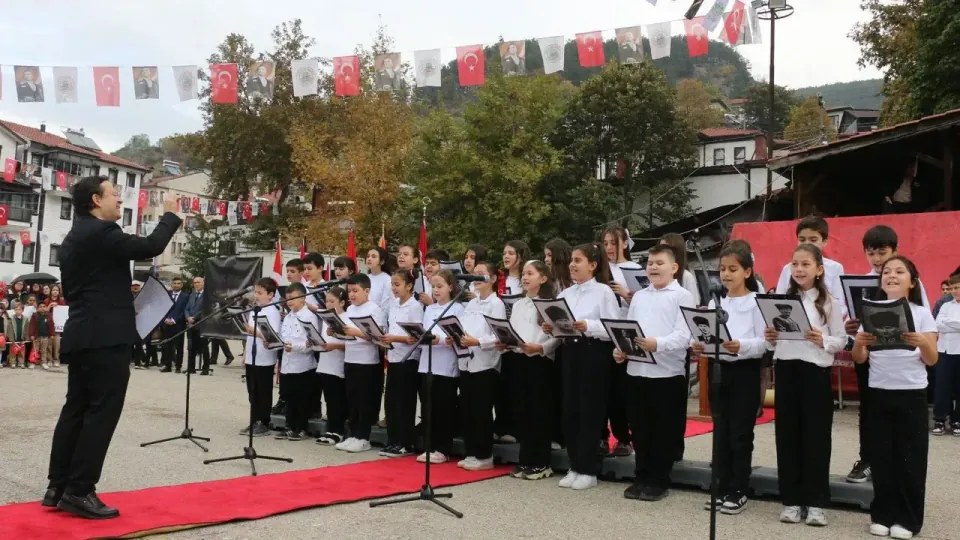 Mudurnu'da 103. Yıl Cumhuriyet Bayramı: Atatürk Anıldı, Marşlar Çaldı görseli