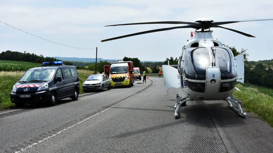 Comberouger'de 17 Yaşındaki Sürücü Elektrik Direğine Çarptı: Kritik Durumda görseli