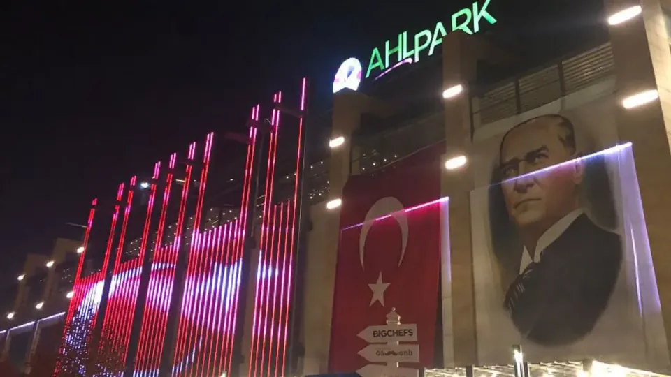 Ahmet Ahlatcı 103. Yıl'da Gazi Caddesi'ni Bayrakla Döşedi: Çorumgaz Gelenegi Devam Ediyor görseli