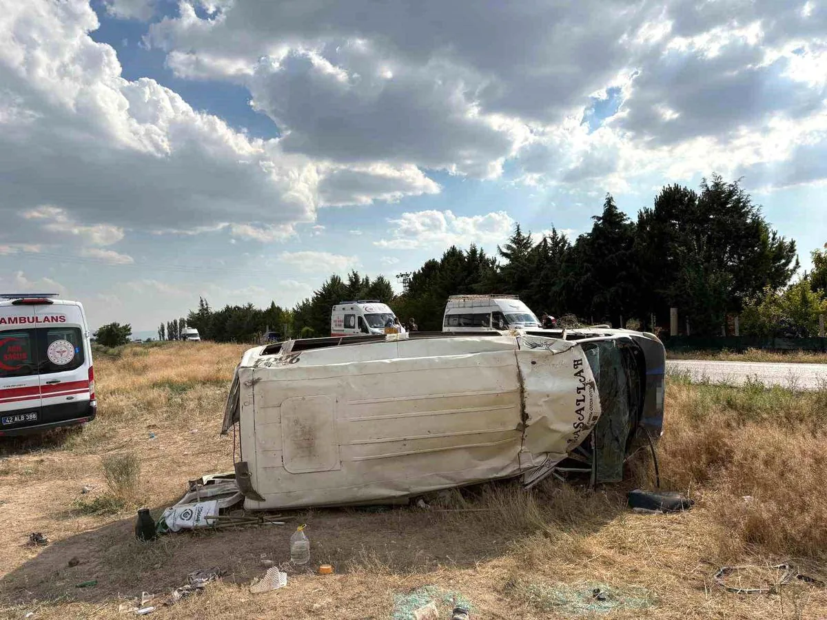 Konya Ereğli'de Tarım İşçilerini Taşıyan Minibüs Devrildi: 17 Yaralı Konya Ereğli'de Tarım İşçilerini Taşıyan Minibüs Devrildi: 17 Yaralı