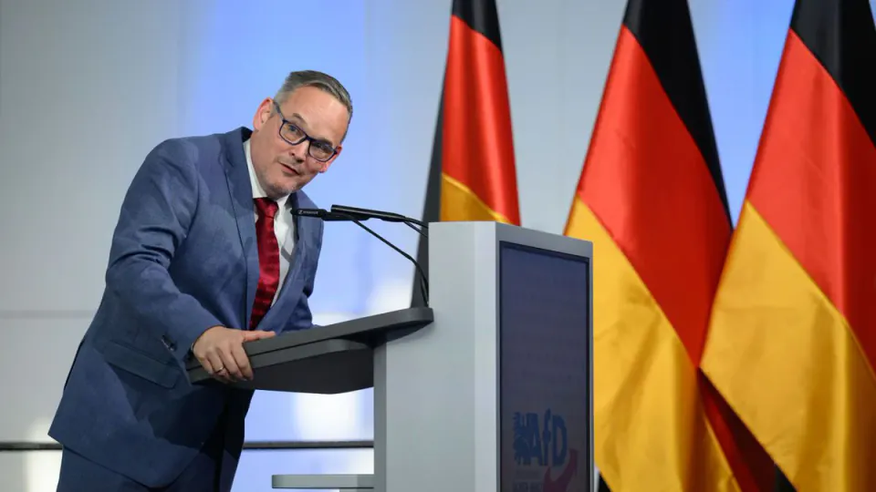 AfD'li Martin Reichardt Hakkında Şok İddia: Hitler Selamı mı, Şövalye Töreni mi? görseli
