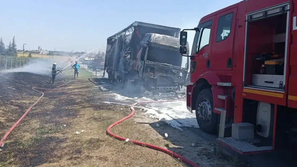 Çankırı D-100 Karayolu'nda TIR Yangını: Azerbaycan Yükü Alev Aldı görseli