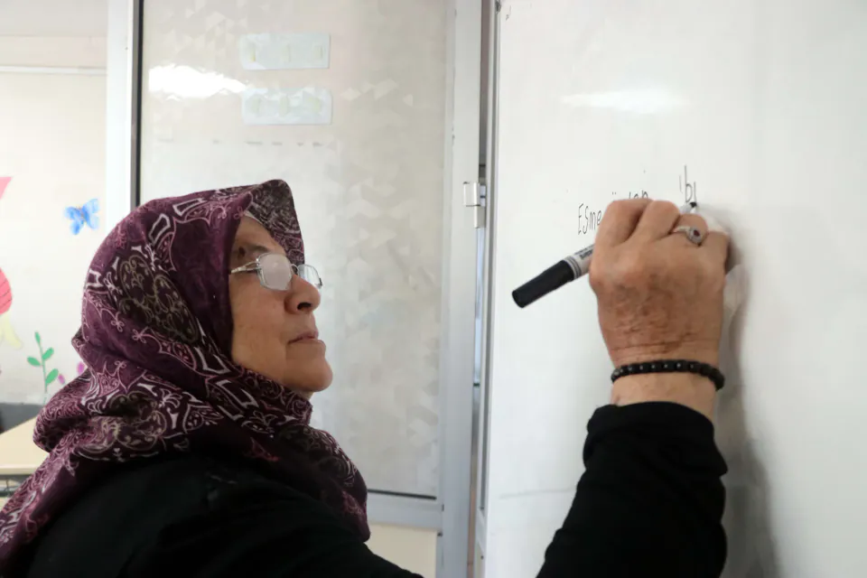 Artvinli Esme Özgüler 70 Yaşında Okuma Yazma Öğrendi görseli