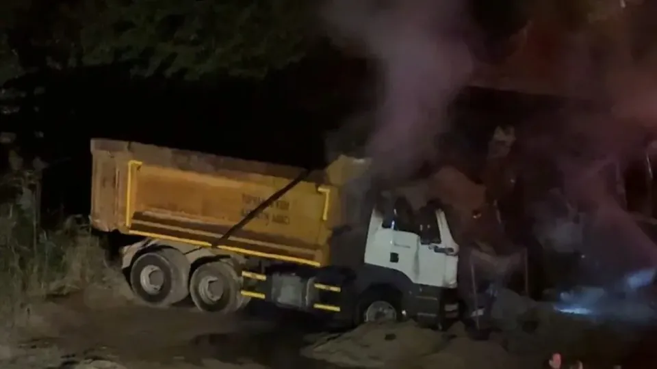 Kum ocağında gece yarısı yangın: 3 kamyon tamamen yandı görseli