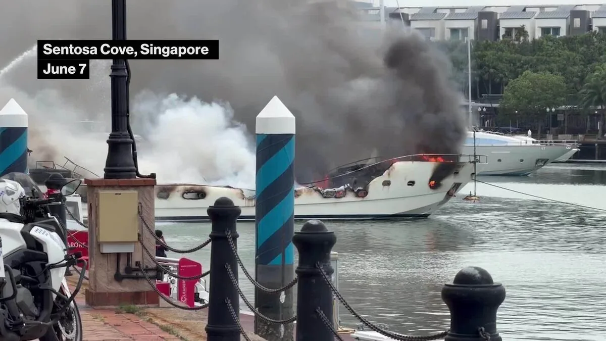 Singapur'un Sentosa Cove Limanı'nda Lüks Yat Yangını Singapur'un Sentosa Cove Limanı'nda Lüks Yat Yangını