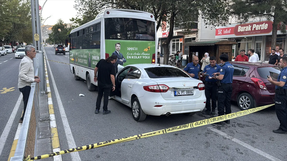 Erzincan Ordu Caddesi'nde otobüs-otomobil çarpışması: 1 yaralı Erzincan Ordu Caddesi'nde otobüs-otomobil çarpışması: 1 yaralı