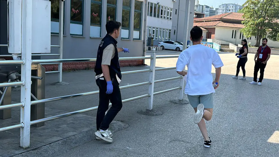 Burdur'da Sınav Yolunda Araç Arızası: Polisin Hızlı Müdahalesiyle AYT'ye Yetişti görseli