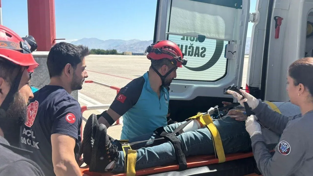 Elazığ Havalimanı'nda deprem tahliye tatbikatı: AFAD ve UMKE koordineli hareket etti Elazığ Havalimanı'nda deprem tahliye tatbikatı: AFAD ve UMKE koordineli hareket etti