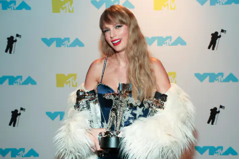 Taylor Swift ve Blake Lively Arasındaki Buzlar Eriyor: Düğün Daveti Sürprizi