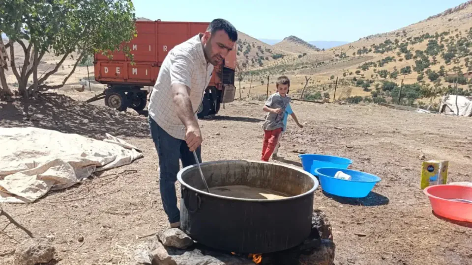 Siirt'te üzüm hasadı bitti, pekmez kazanları kaynamaya başladı: "Atalarımızın mirası" görseli