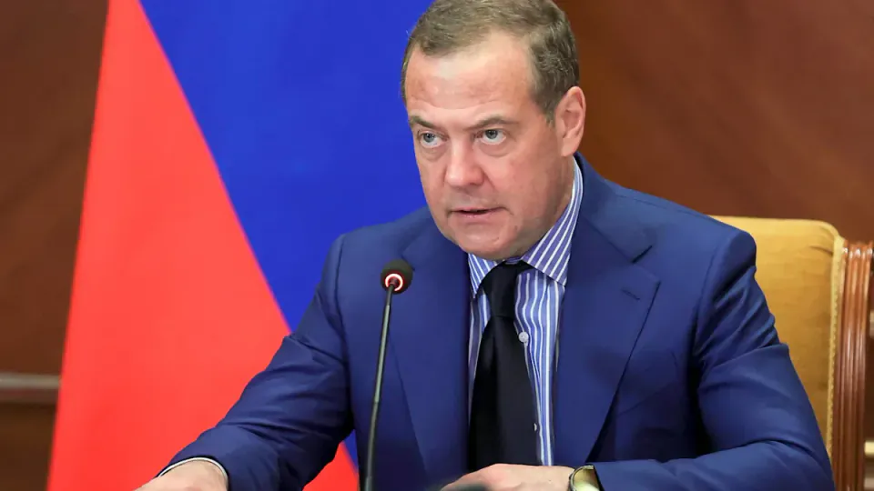 Putin: Almanya'nın Kararları "Ağır Hata", Medvedev Rüst Fabrikalarını Vurma İle Tehdit Etti görseli