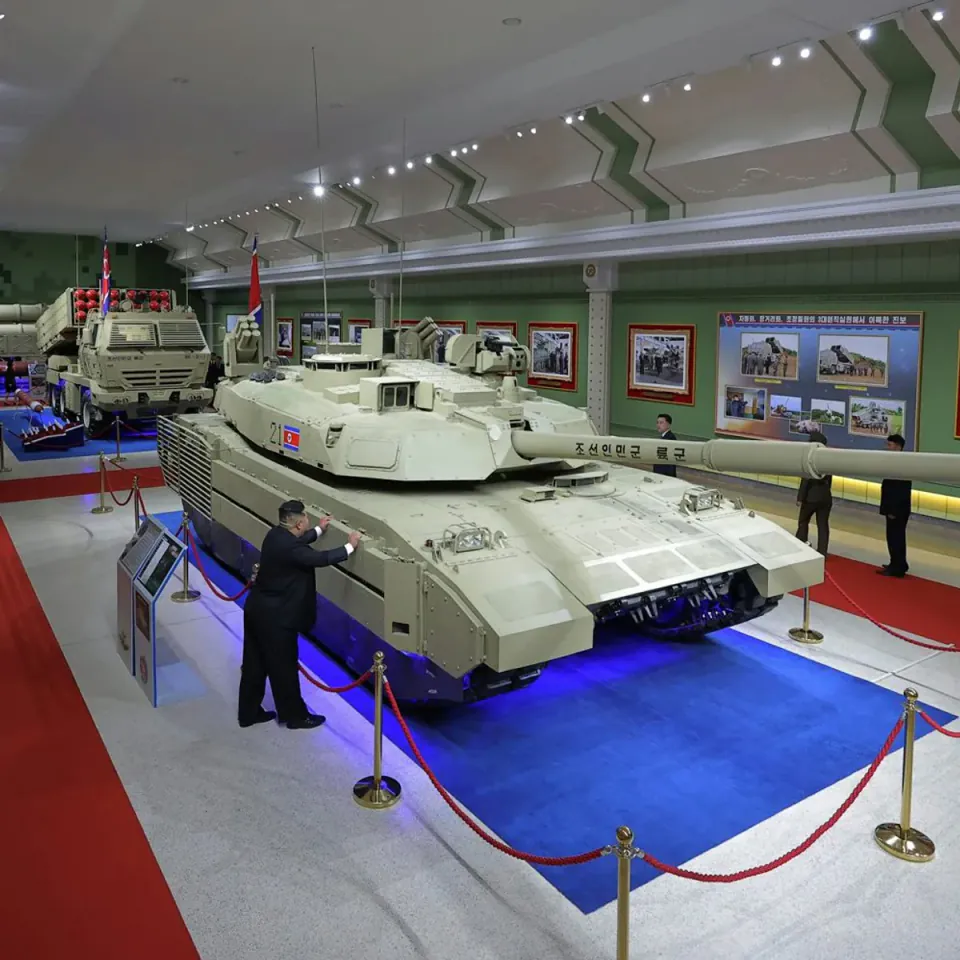 Kuzey Kore'nin Modernize Tankı: 6'lı APS, Lazer Sensörü ve Kafes Zırh Detayları görseli