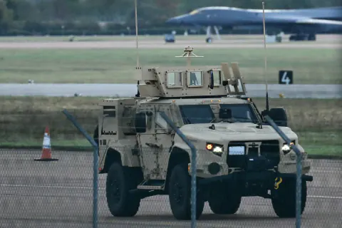 RAF Fairford'a yaklaşan 3 beyaz kamyonetin paniği: Terörle mücadele birimleri harekete geçti