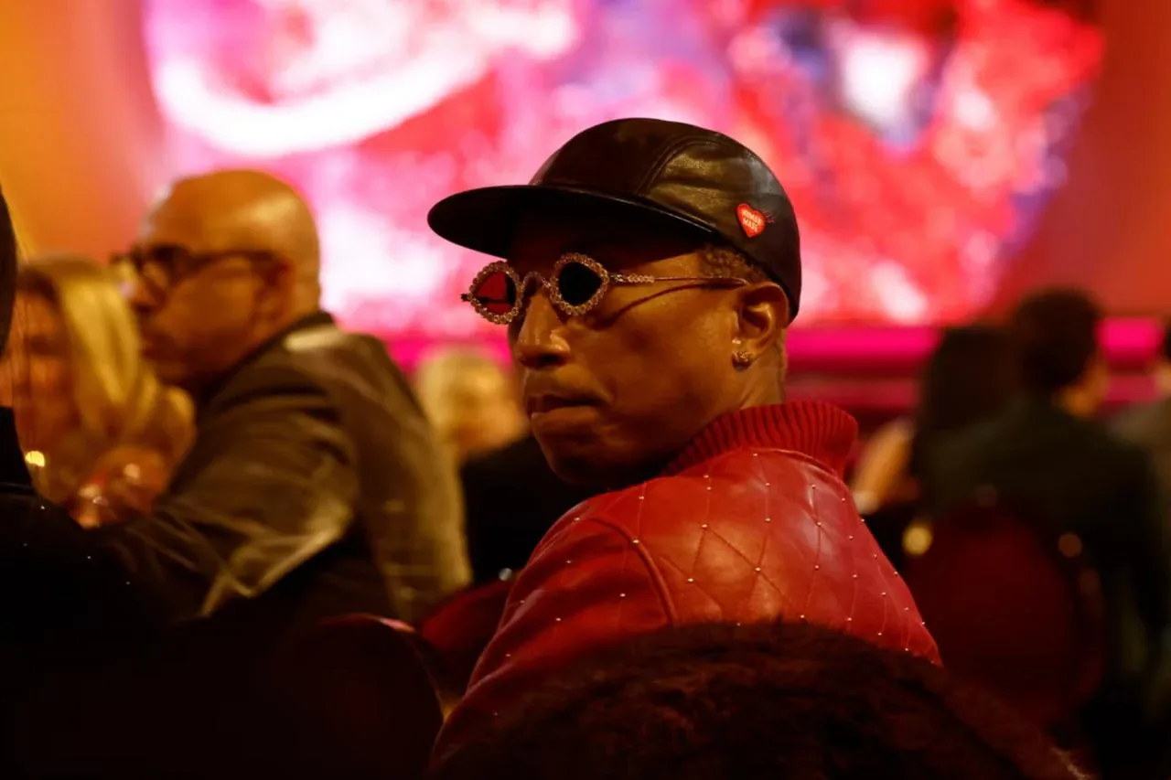 Dünya Kupası Finalinde Skandal: İngiliz Sunucu Pharrell Williams'ı A$AP Rocky Sandı Dünya Kupası Finalinde Skandal: İngiliz Sunucu Pharrell Williams'ı A$AP Rocky Sandı